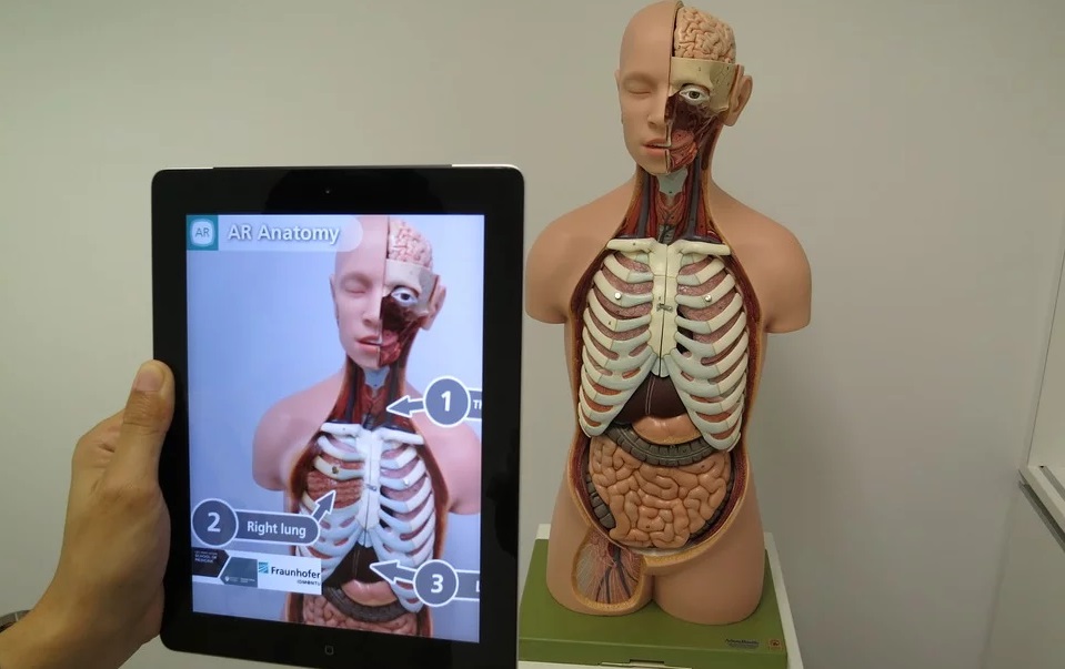 Nuove tecnologie per i professionisti del settore medico, nell’istruzione, nella formazione medica e nella diagnosi di AR e VR.